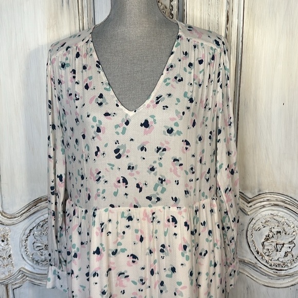 Chic Floral V-Neck Maxi Dress - Picture 5 of 16